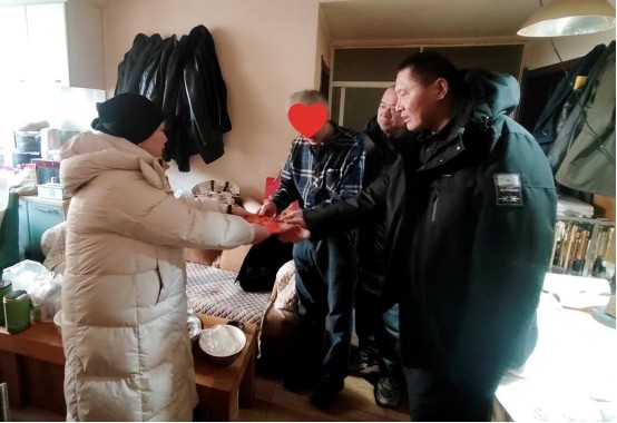 新春慰問(wèn)送溫暖 情滿寒冬暖人心 ——長(zhǎng)白山天池黨支部開展走訪慰問(wèn)活動(dòng)